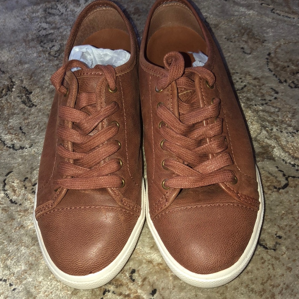Tennis shoes